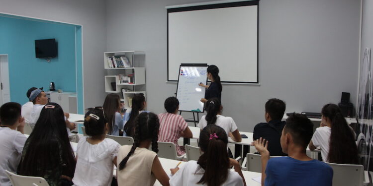 Жастарға арналған тегін базалық ағылшын тілі курсының үшінші кезеңі басталды