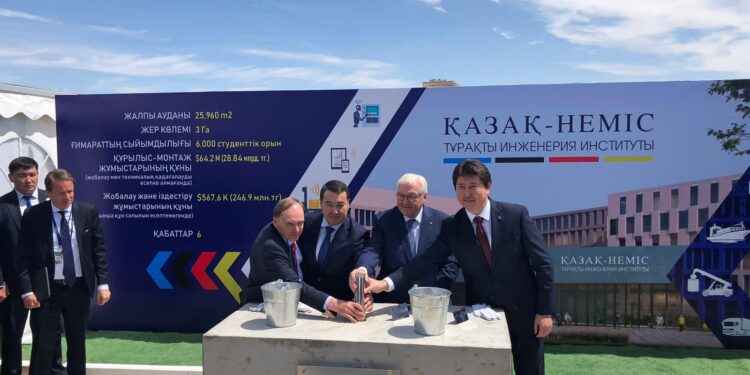 Ақтауда Германия Президенті мен Үкімет басшысы «уақыт капсуласын» салды