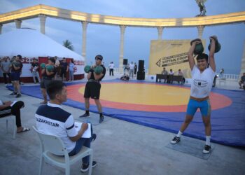 Жастар гір тасын көтеруден жарысты