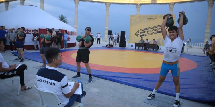 Жастар гір тасын көтеруден жарысты