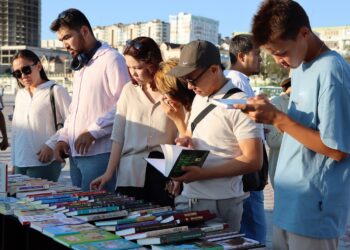 Кітап жәрмеңкесі өтіп жатыр