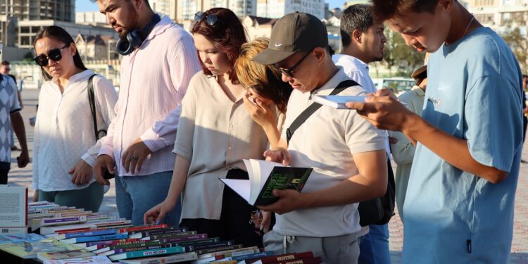 Кітап жәрмеңкесі өтіп жатыр