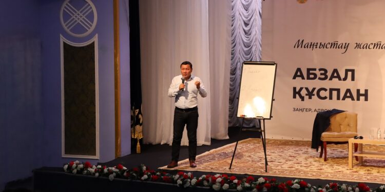 Маңғыстау жастары заңгер Абзал Құспанмен кездесті