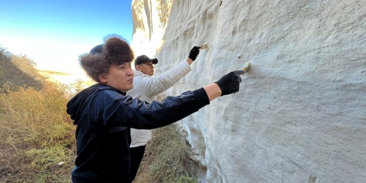 Маңғыстауда «Жастар рухының» жастары «Ыбықты сай» шатқалын тазалады