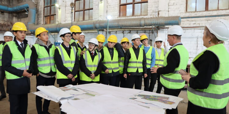 Ақтаулық оқушылар кеме жасайтын мекеменің жұмысымен танысты