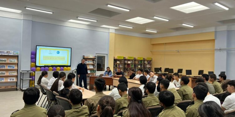 Полиция қызметкерлері колледж студенттерімен кездесті