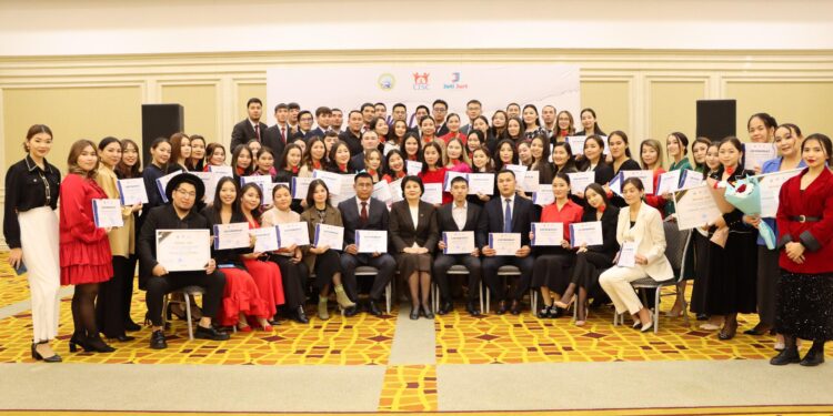 Ақтауда 100 жас маман «Жас басқарушылар» мектебін бітірді