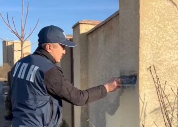 Жастар қаладағы граффити жазуларын өшірді