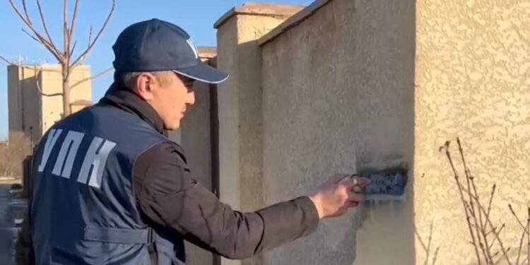 Жастар қаладағы граффити жазуларын өшірді