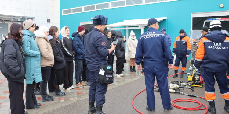 Мектеп оқушылары құтқарушылар қызметімен танысты