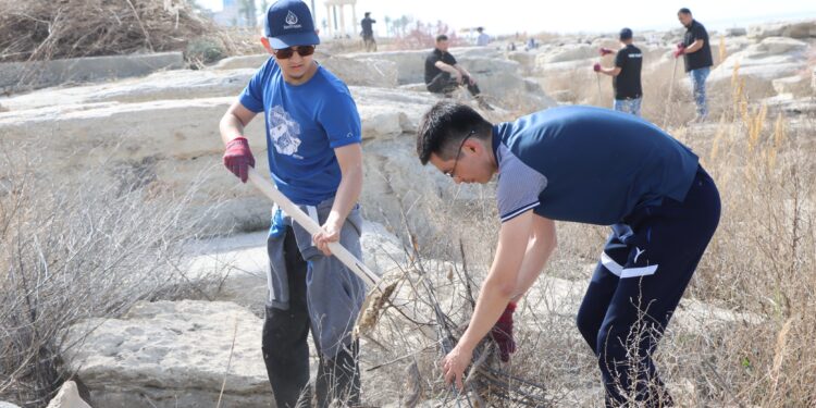 Жастар теңіз жағалауын тазалады