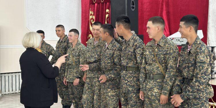 «Лудомания және нашақорлық»: Ақтауда сарбаздар психологпен кездесті