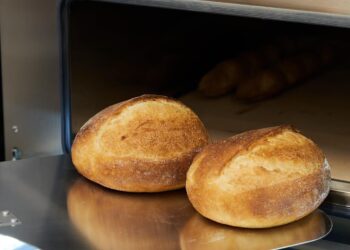 Ақтауда жас наубайшы бір күнде 70-ке жуық нан пісіреді