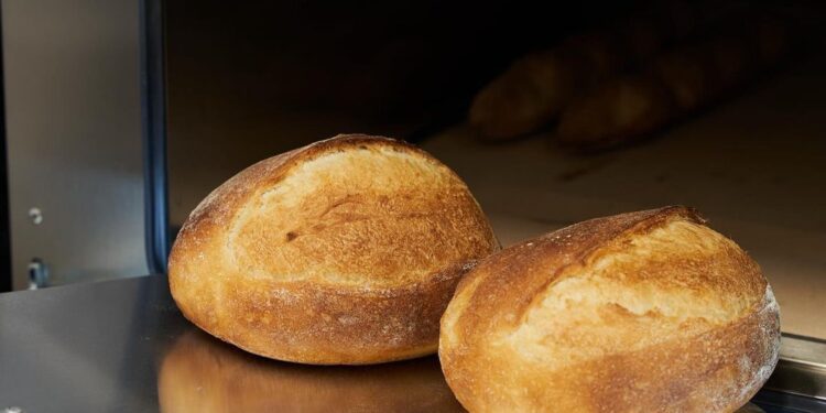 Ақтауда жас наубайшы бір күнде 70-ке жуық нан пісіреді