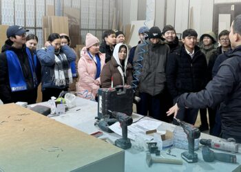 Ақтауда мектеп оқушылары жиһаз цехының жұмысымен танысты