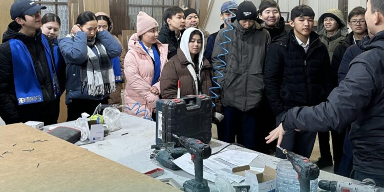 Ақтауда мектеп оқушылары жиһаз цехының жұмысымен танысты