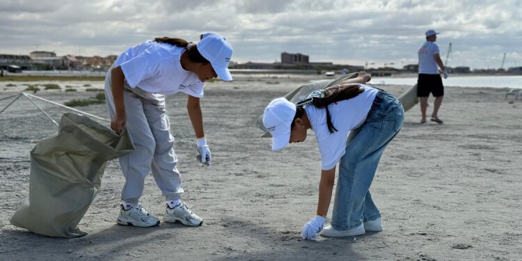 Ақтауда теңіз жағалауында сенбілік өтті